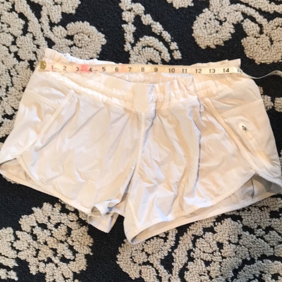 Lululemon Tracker Short white | size 8 - Picture 4 of 9